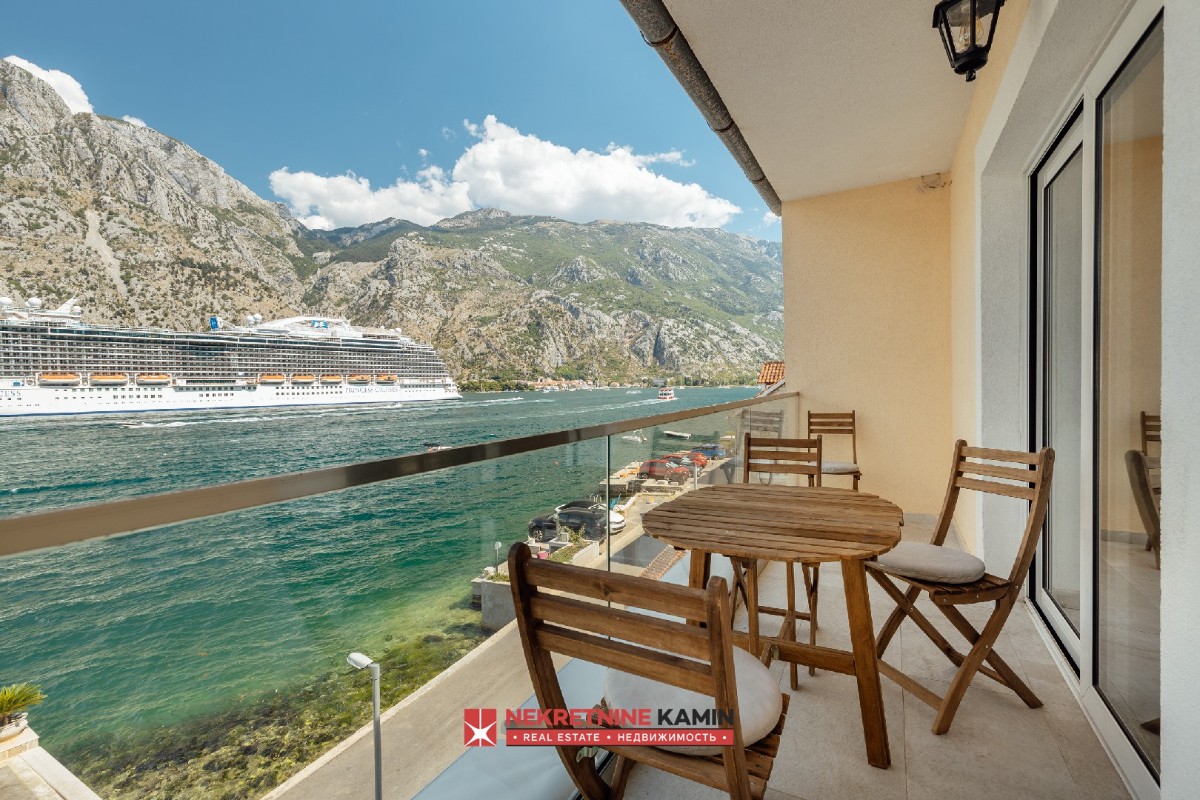 Two-Bedroom Apartment with Guest Unit on the Seafront, Sea View, Muo, Kotor